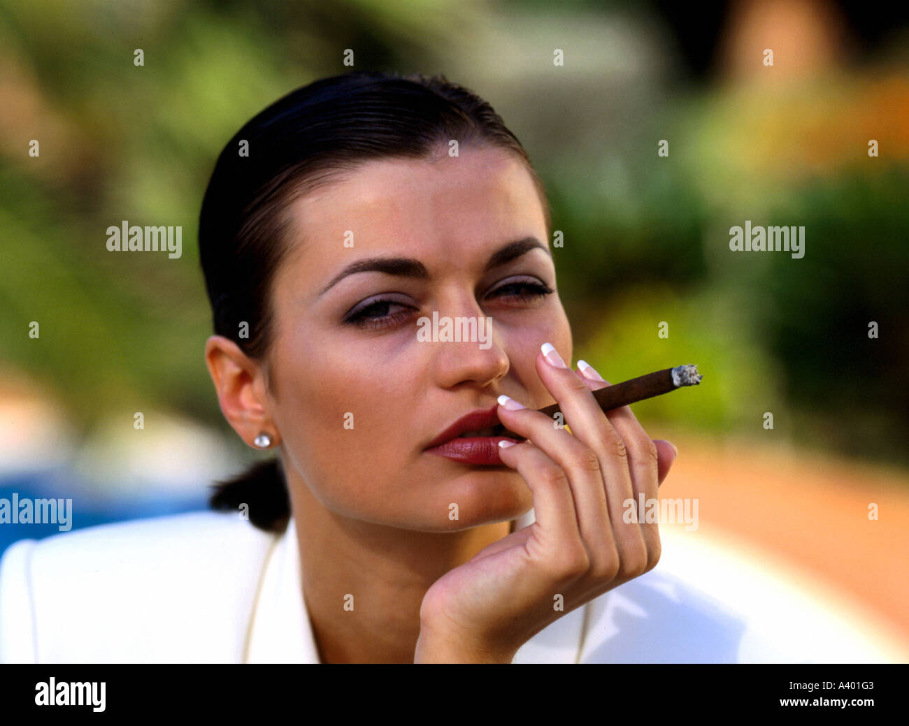 cigarillo woman banque d image et photos alamy
