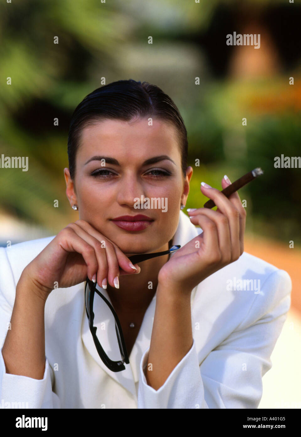 cigarillo woman banque d image et photos alamy