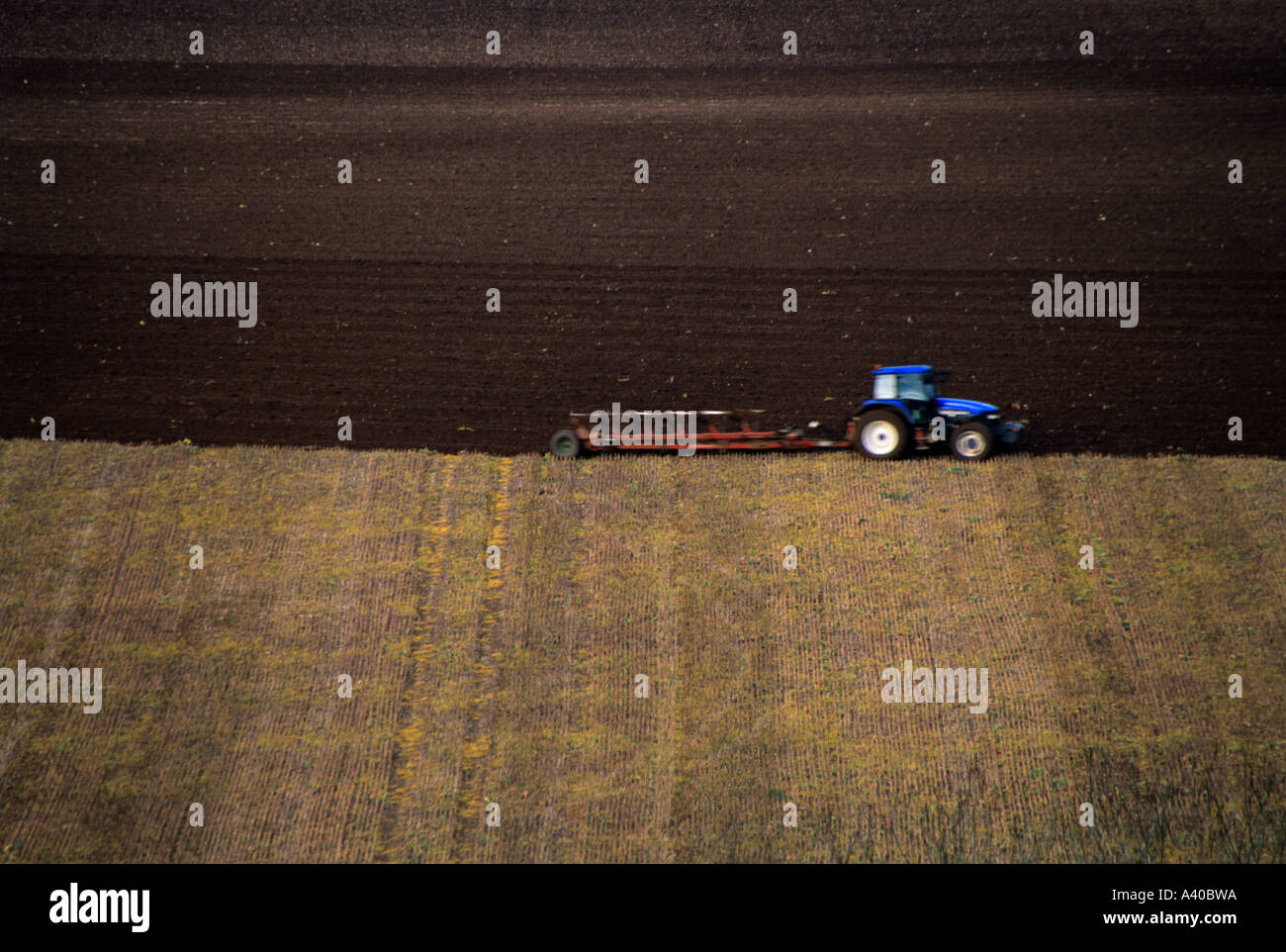 Le tracteur laboure un champ vers le bas Hampshre Stockbridge UK Banque D'Images