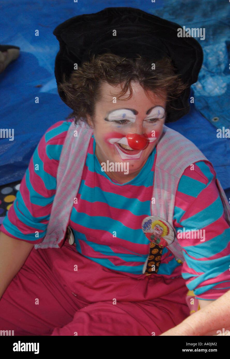Un clown prend une pause après peinture les visages et les bras des enfants à un pique-nique en famille aux ETATS UNIS. Banque D'Images