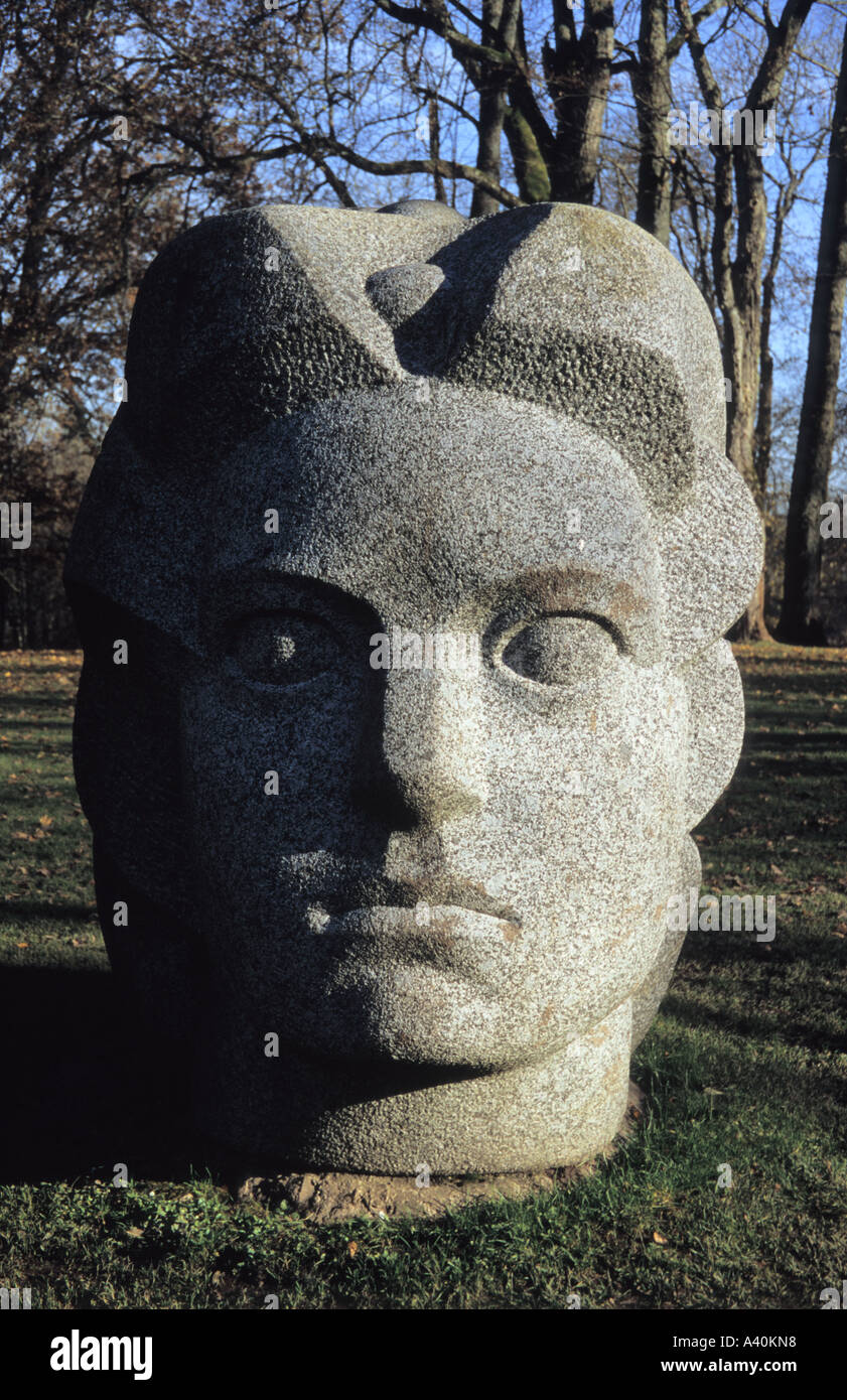 Statue en pierre de granit Spidola par Indulis Ranka à Turaida open air museum réserver Lettonie Banque D'Images