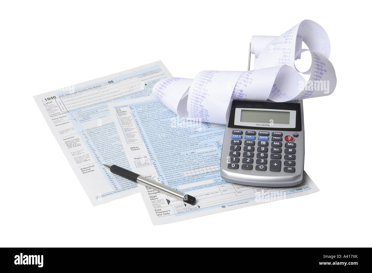 Formulaire d'impôt, la calculatrice, la réception et un stylo découper sur fond blanc Banque D'Images