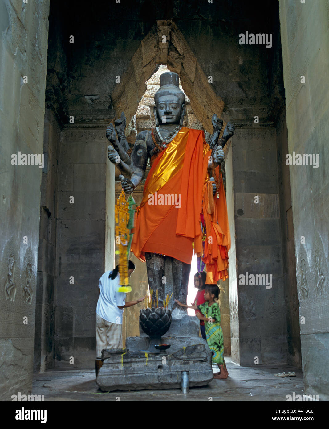 Un bouddha en robes safran le Bayon Angkor Thom Angkor Cambodge complexe en Asie du sud-est Banque D'Images