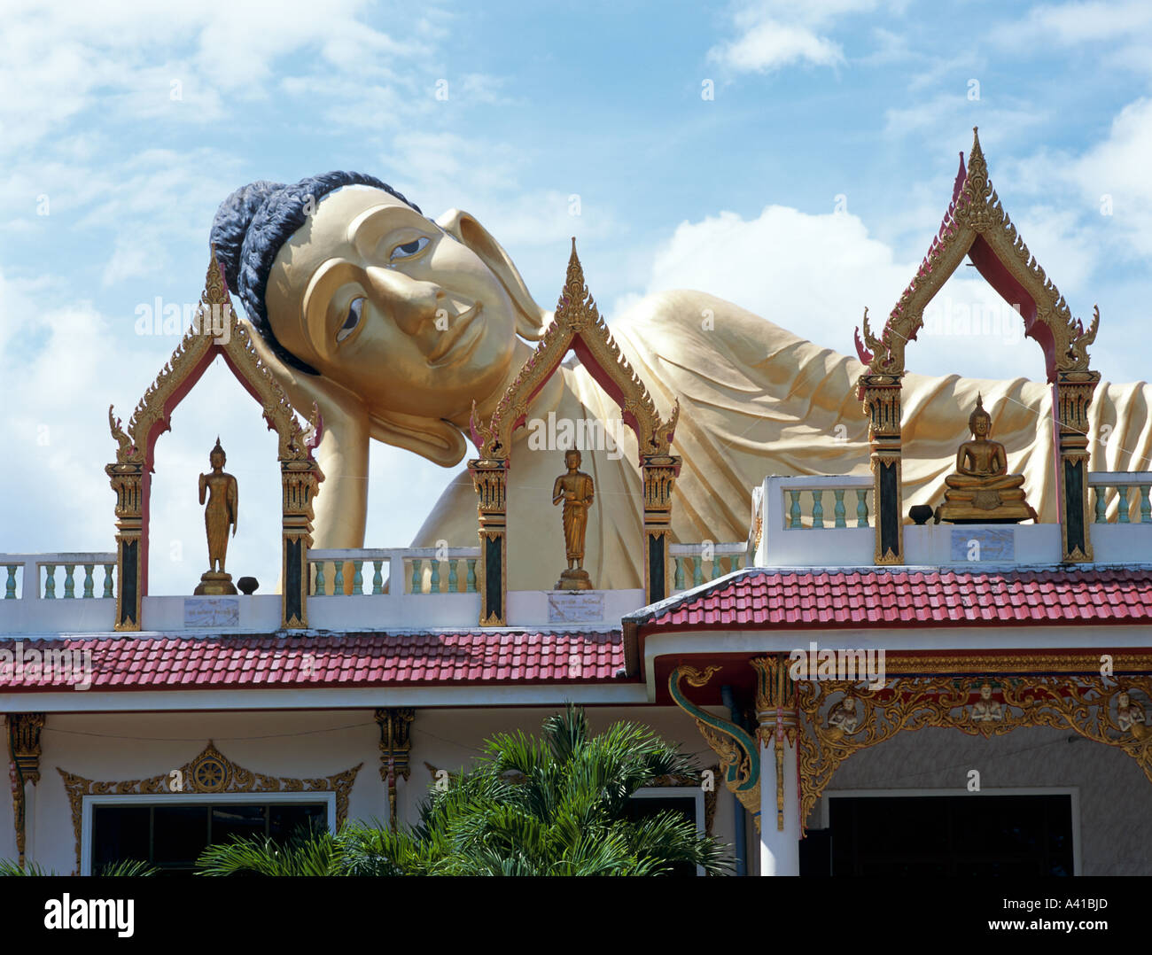 Or immense Bouddha couché près de la ville de Phuket en Thaïlande Asie du sud-est Banque D'Images