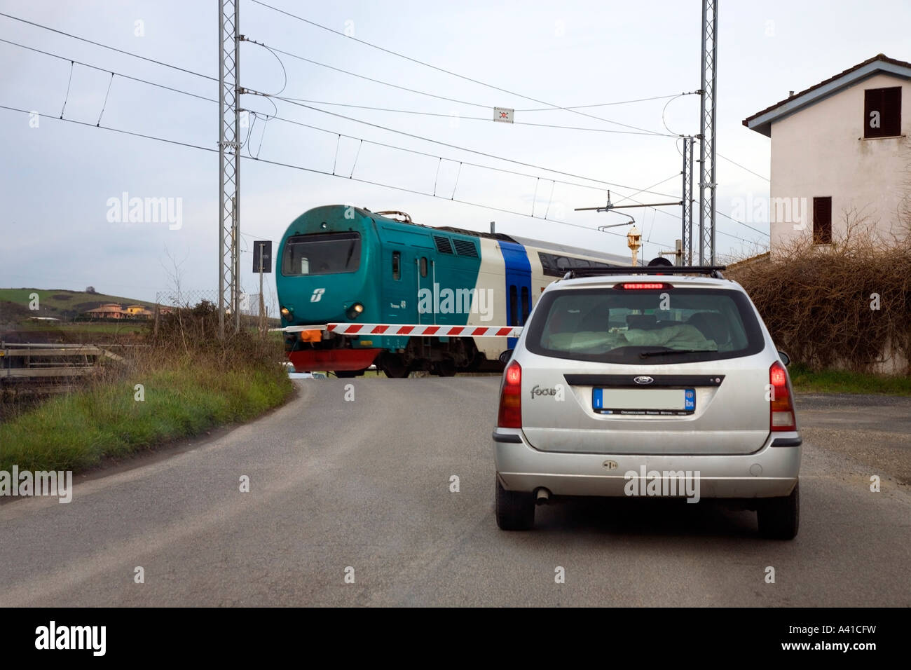 Car l'attente à un passage à niveau de chemin de campagne avec des barrières Banque D'Images