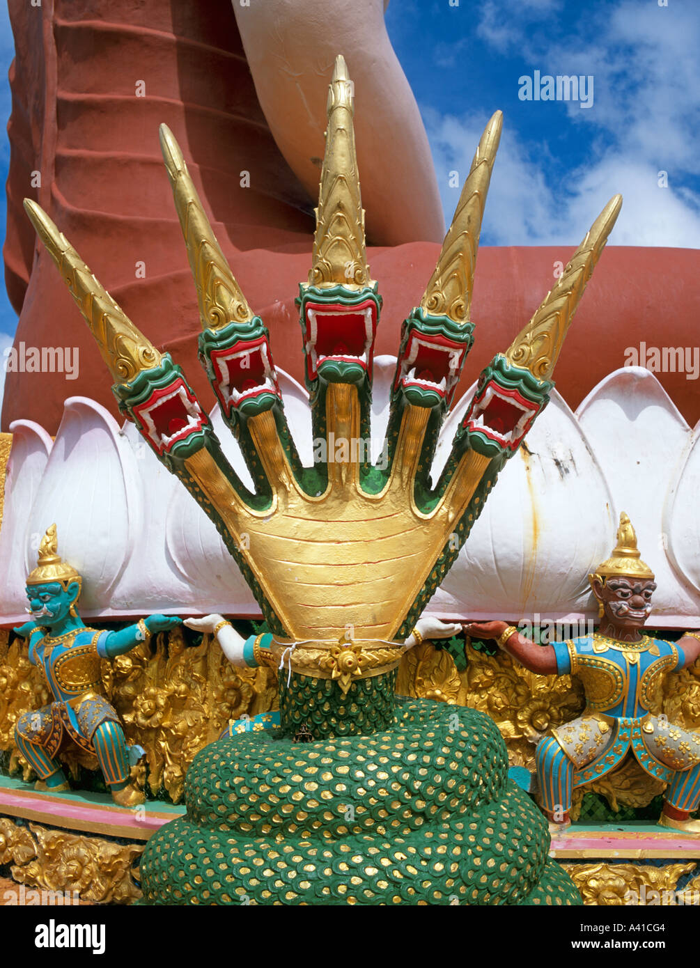 Pied de la Serpent de protection à la base de l'énorme bouddha Wat Tham Seua Krabi Thaïlande Asie du sud-est Banque D'Images