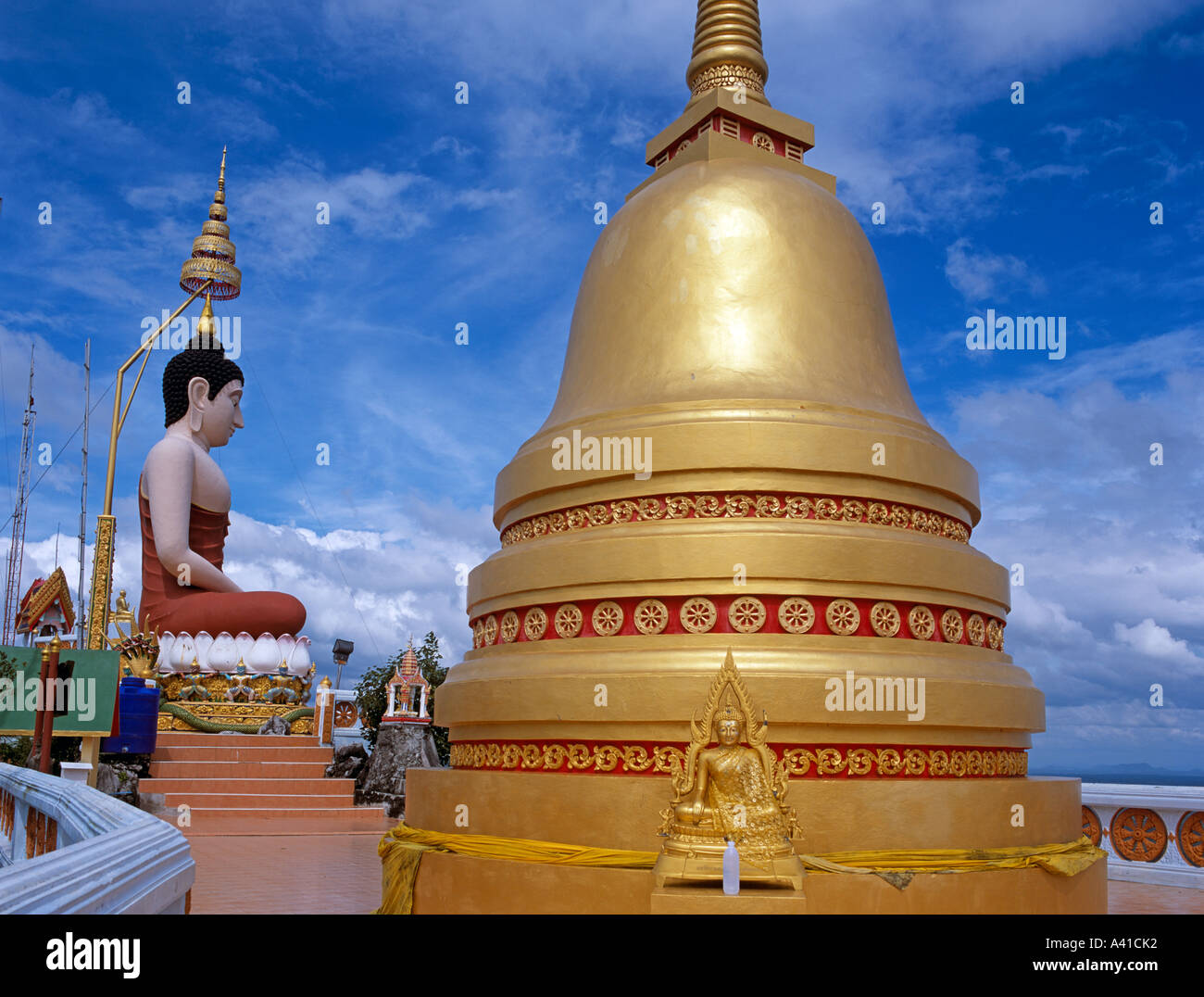 Avec le Bouddha de la pagode au sommet de Wat Tham Seua Krabi Thaïlande Asie du sud-est Banque D'Images