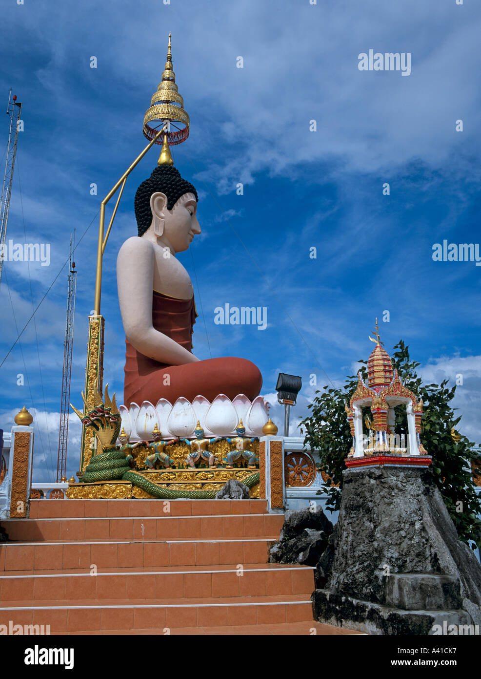 Grand Bouddha sur le sommet du Wat Tham Seua Krabi Thaïlande Asie du sud-est Banque D'Images