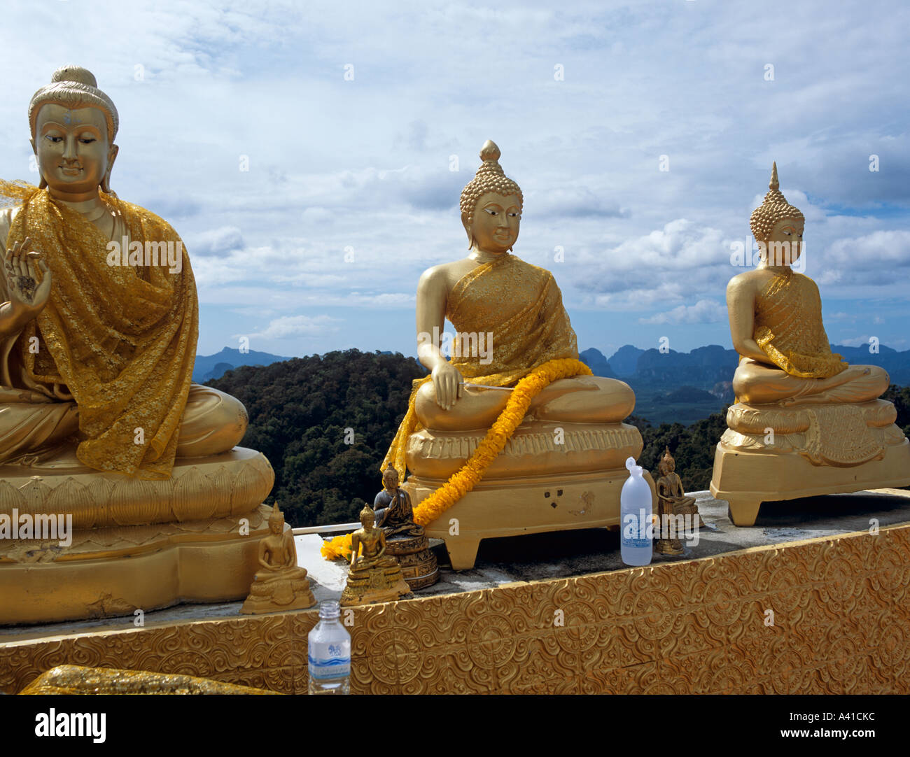 Bouddhas sur le sommet du Wat Tham Seua Krabi Thaïlande Asie du sud-est Banque D'Images