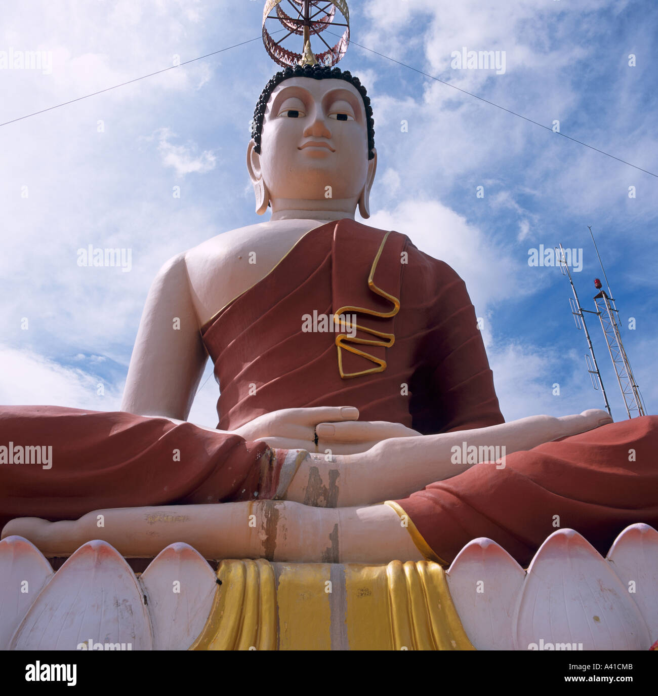 Grand Bouddha assis au sommet du Wat Tham Seua Krabi Thaïlande Asie du sud-est Banque D'Images