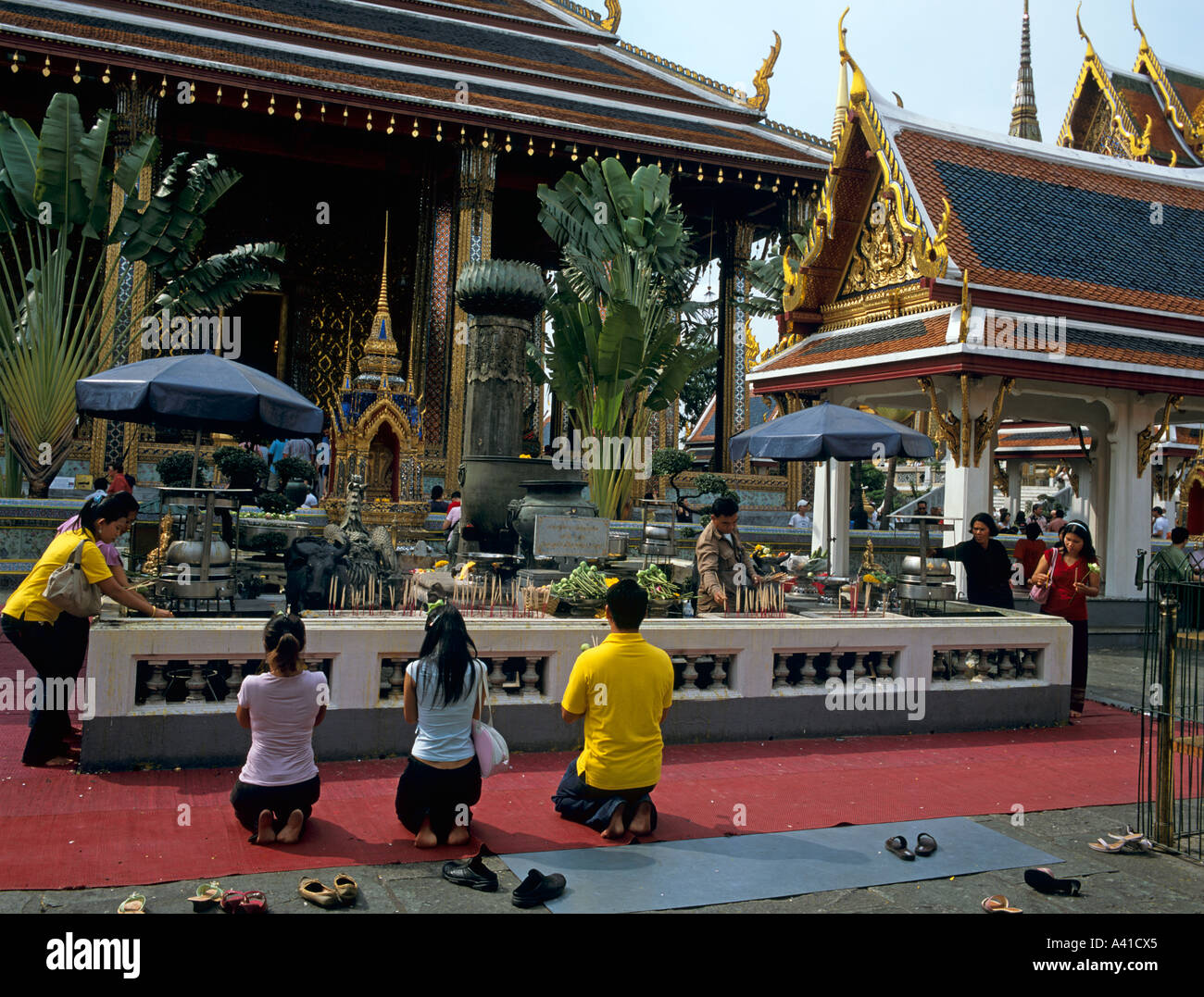 Les thaïs priant au culte en face du Temple du Bouddha d'Émeraude Le Grand Palace Bangkok Thailande Asie du sud-est Banque D'Images