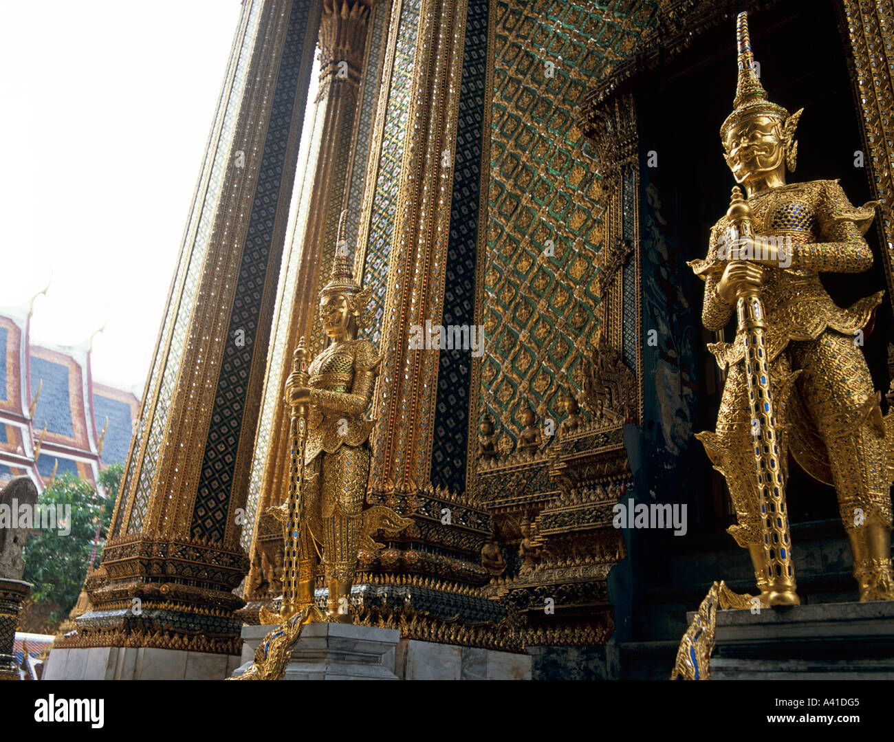 Golden Buddha Wat Phra Keo en dehors des Gardiens du Temple du Bouddha Émeraude grand palace Bangkok Thailande Asie du sud-est Banque D'Images