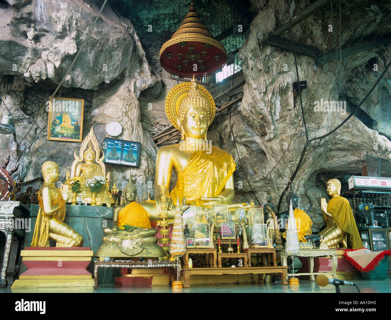 Golden Buddha à Tiger grottes Krabi Thaïlande Asie du sud-est Banque D'Images