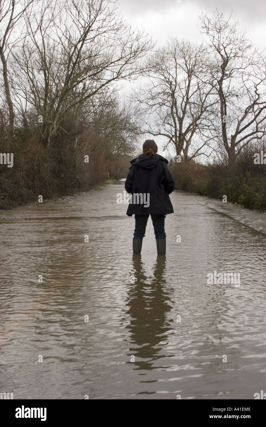 Route de campagne inondée après de fortes pluies Banque D'Images