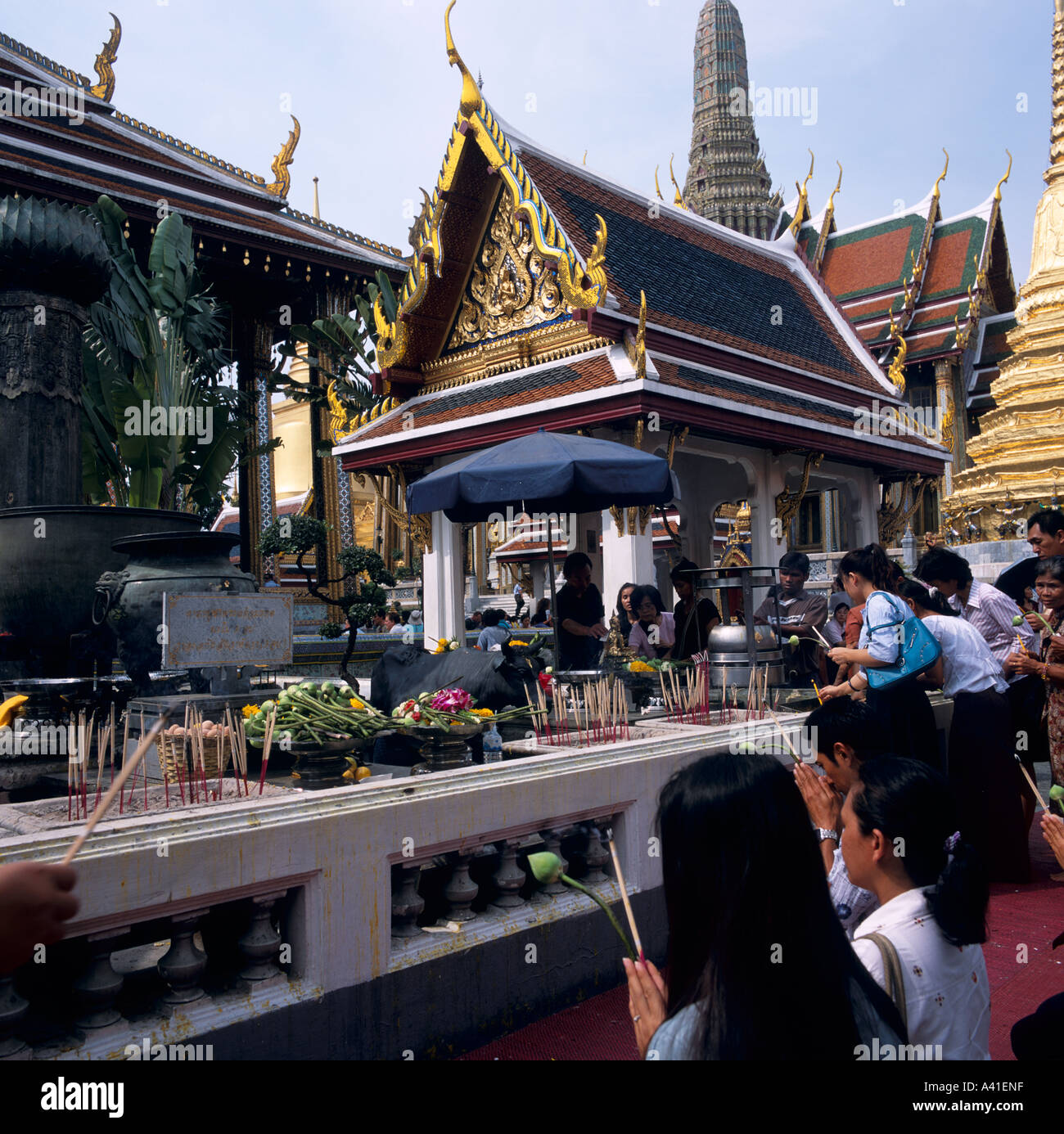 Les thaïs priant au culte en face du Bouddha Émeraude Grand Palace Bangkok Thailande Asie du sud-est Banque D'Images