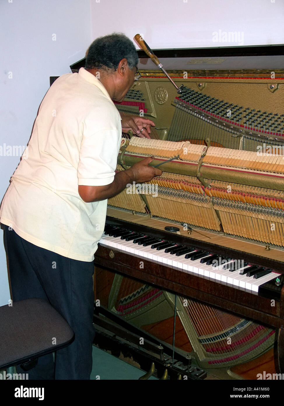 Un homme morceaux un piano Banque D'Images