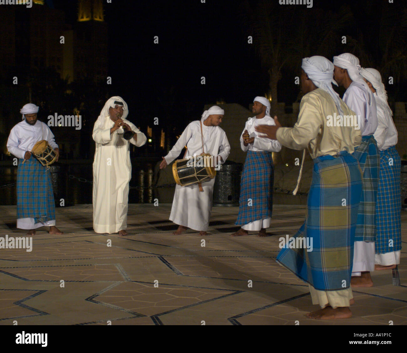La danse et la musique arabe traditionnelle à Dubaï Photo Stock Alamy