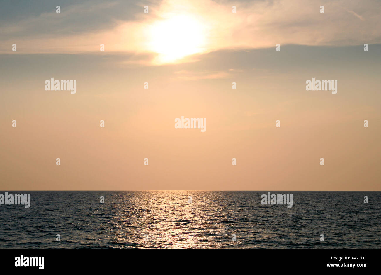 La lumière solaire réfléchie sur la mer bleu clair au coucher du soleil sur les eaux de Varkala Banque D'Images