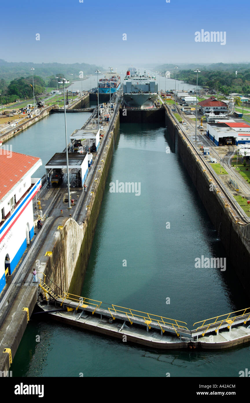 Le canal de Panama avec système de verrouillage des portes fermées et  navire qui entre dans une écluse en Panama Photo Stock - Alamy