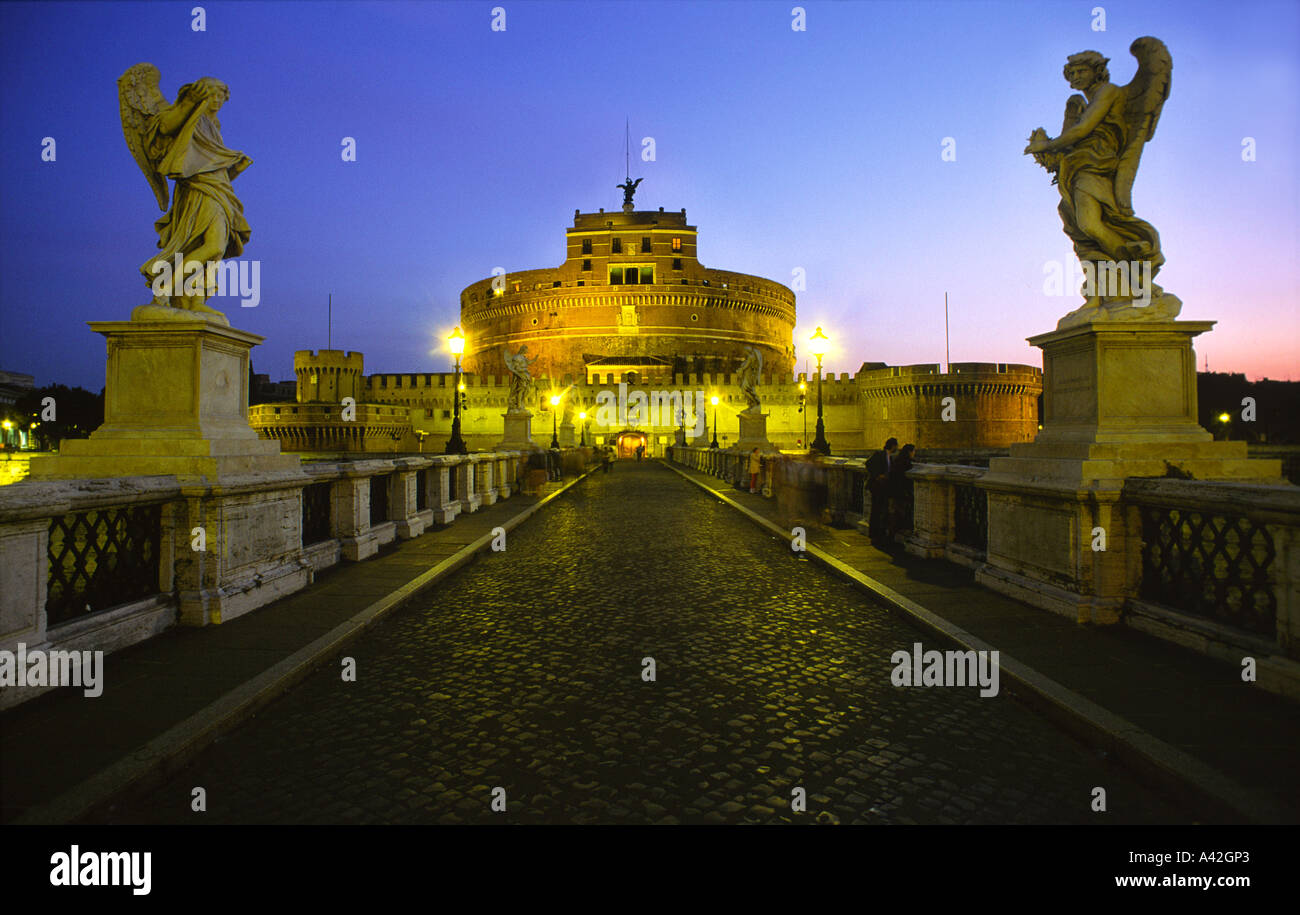 Rome Cstel San Angelo au crépuscule Banque D'Images