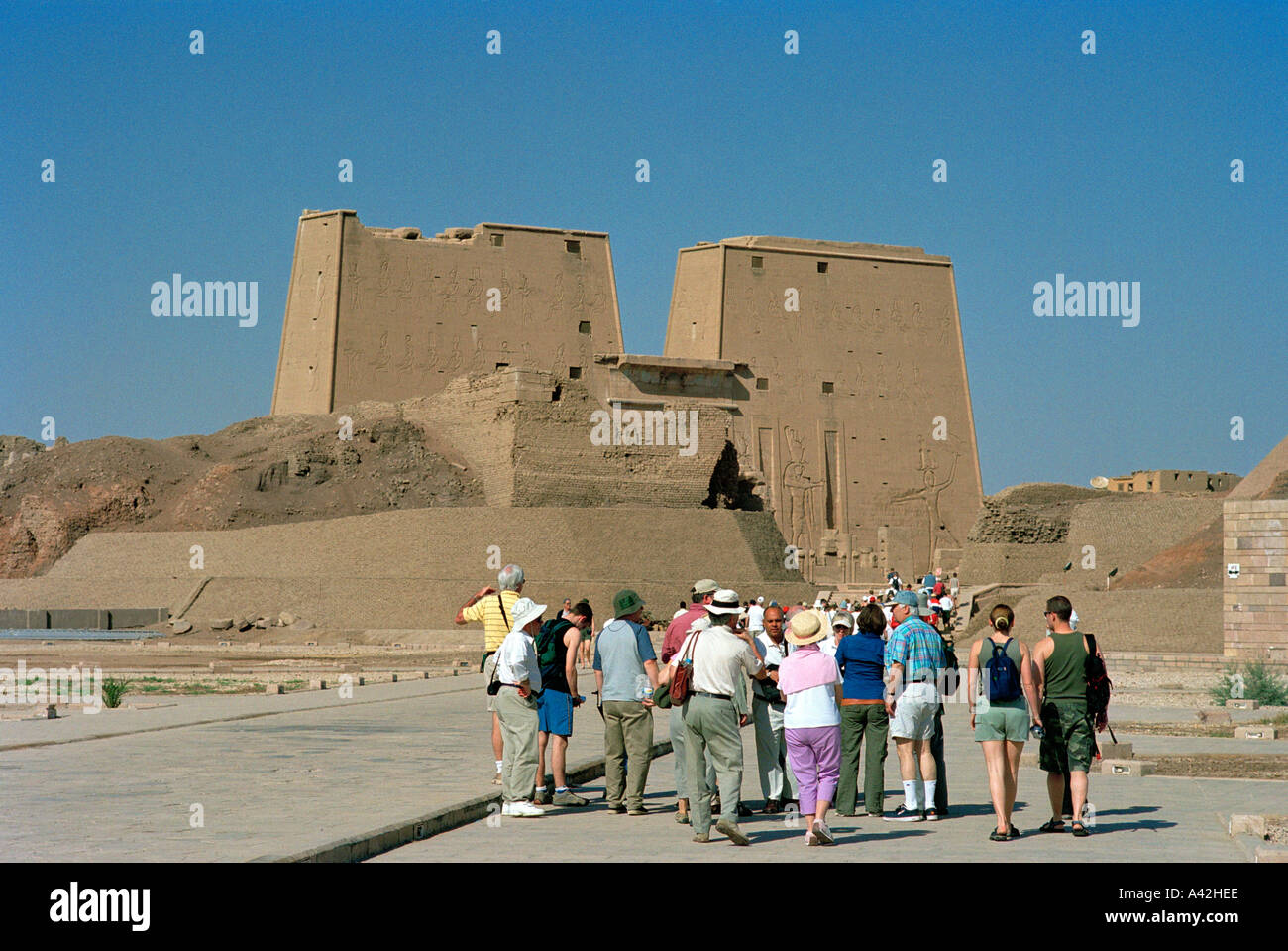 Le mieux préservé d'Edfou temple en Égypte en raison de l'énorme des murs en brique érigée dans l'antiquité pour la protéger de l'inondation du Nil Banque D'Images