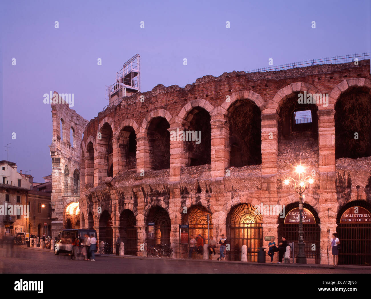 Italie Verona Amphithéâtre romain au crépuscule Banque D'Images