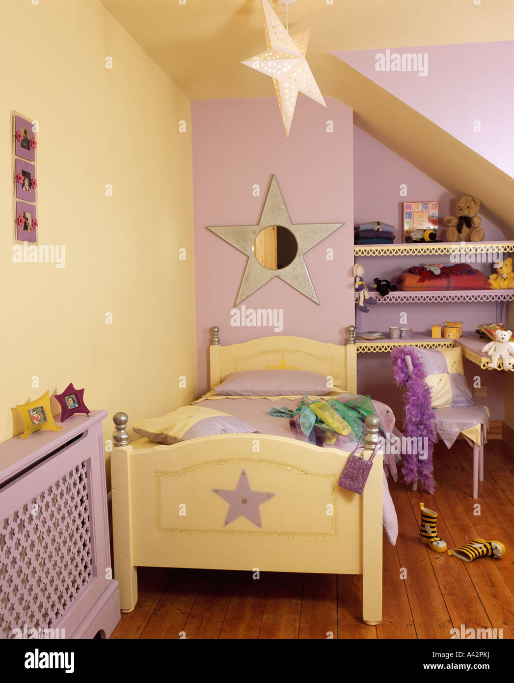 La Chambre De L Enfant Avec Des Murs Pastel Jaune Et Violet Et Jaune Pale Lit Avec Motif En Etoile Photo Stock Alamy