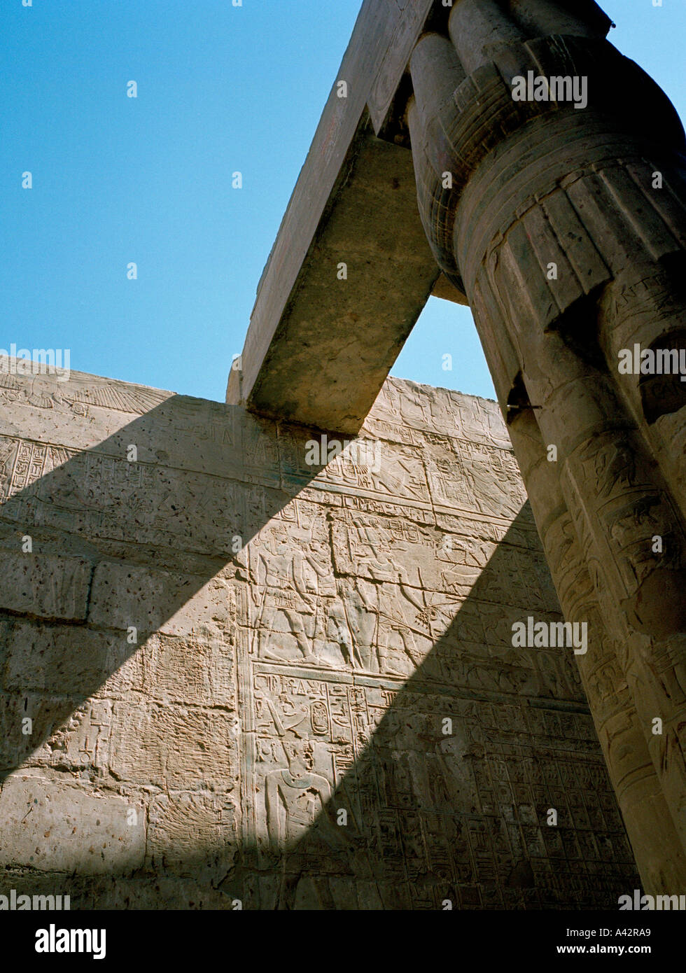 Les hiéroglyphes gravés sur un mur au temple de Louxor en Égypte Banque D'Images