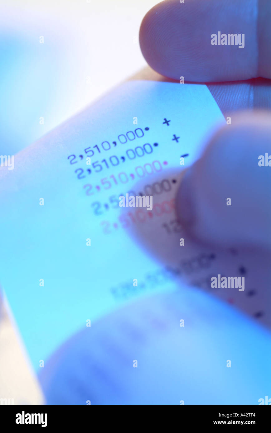 Web avec plusieurs colonnes d'un Zahlenkolonnen Papierrolle calculatrice Tischrechner mit einem aus Banque D'Images