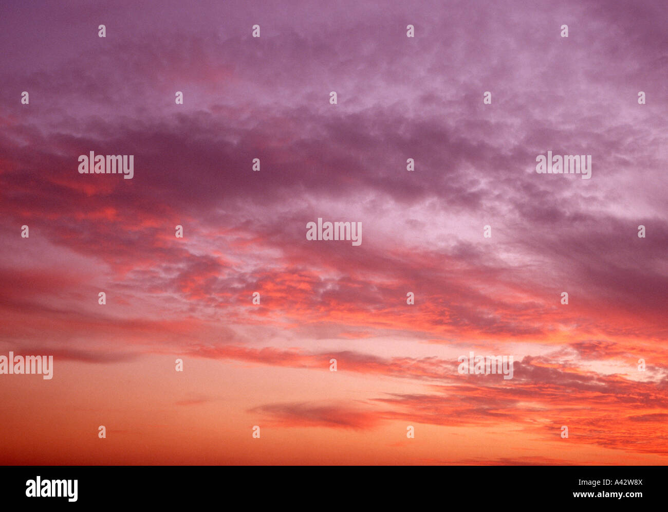 Ciel nuageux au crépuscule Banque D'Images