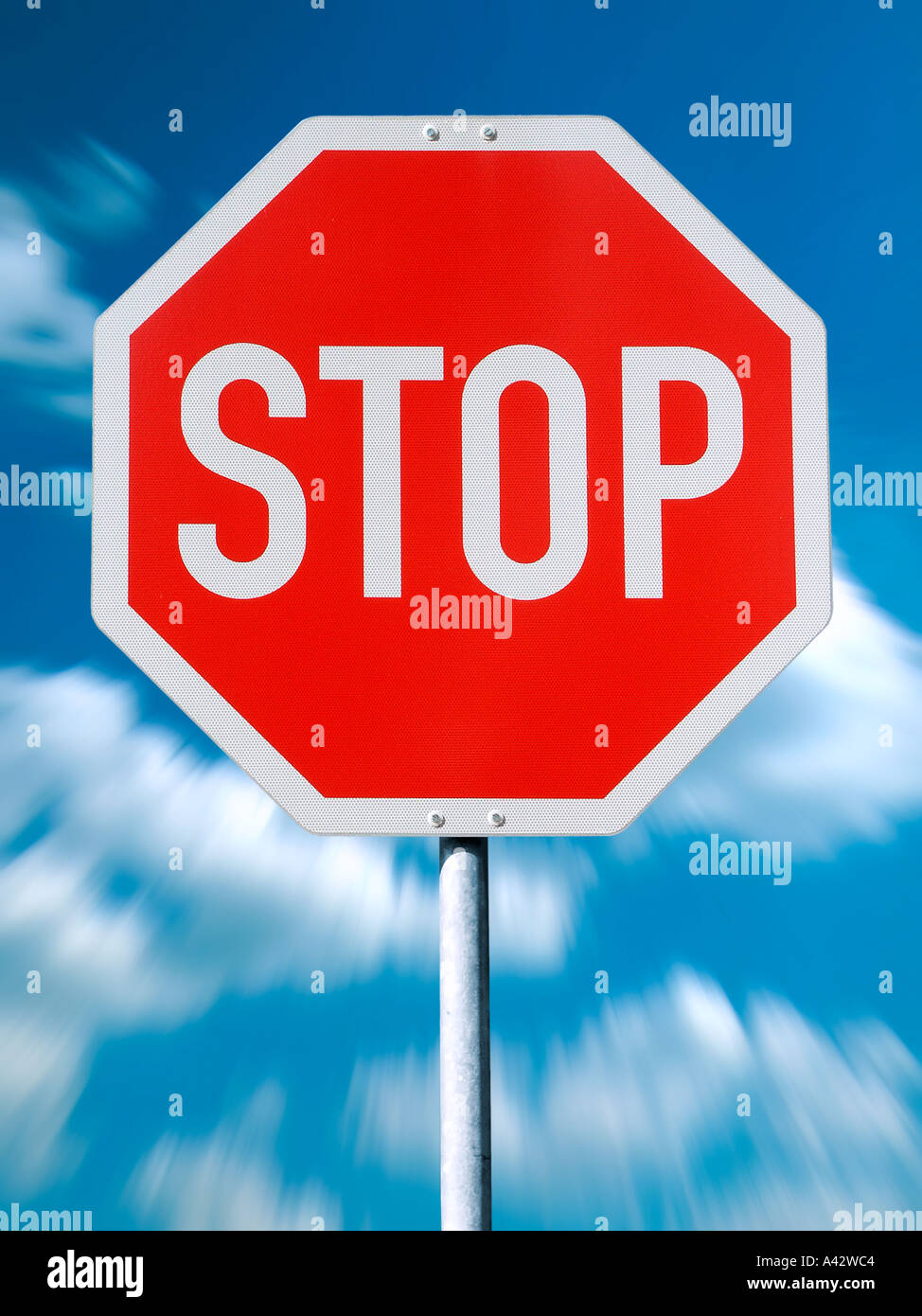 Panneau d'arrêt avant de nuage bleu ciel Stopschild blauem Wolkenhimmel vor Banque D'Images
