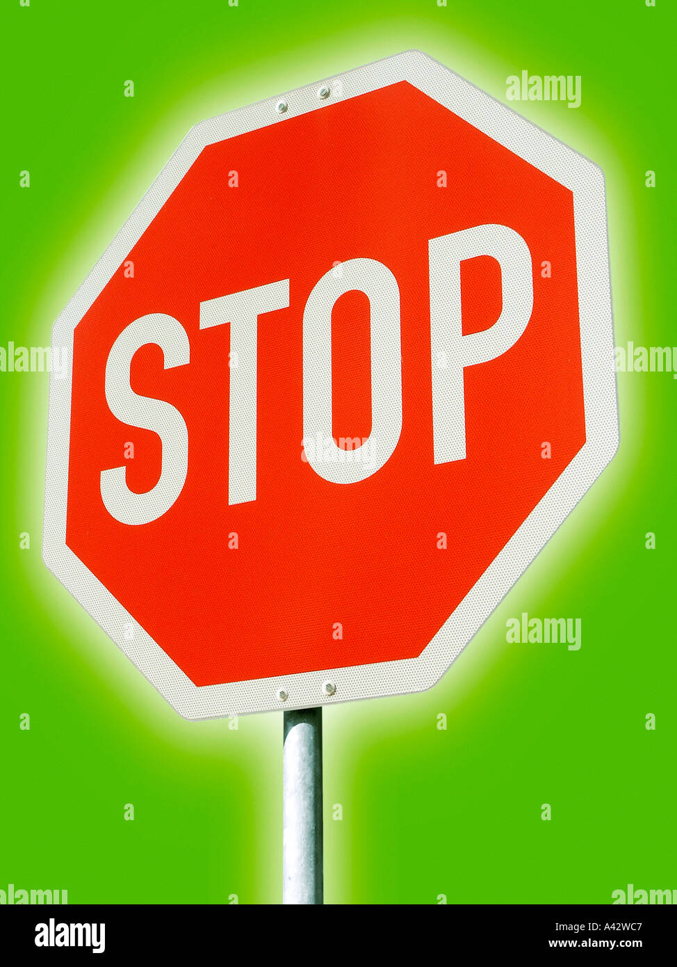 Panneau d'arrêt avec aura sur la complémentarité de l'green Stopschild komplementärem aura mit auf Grün Banque D'Images