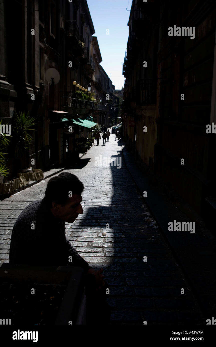 Silhouette d'un homme sur un banc siiting Banque D'Images