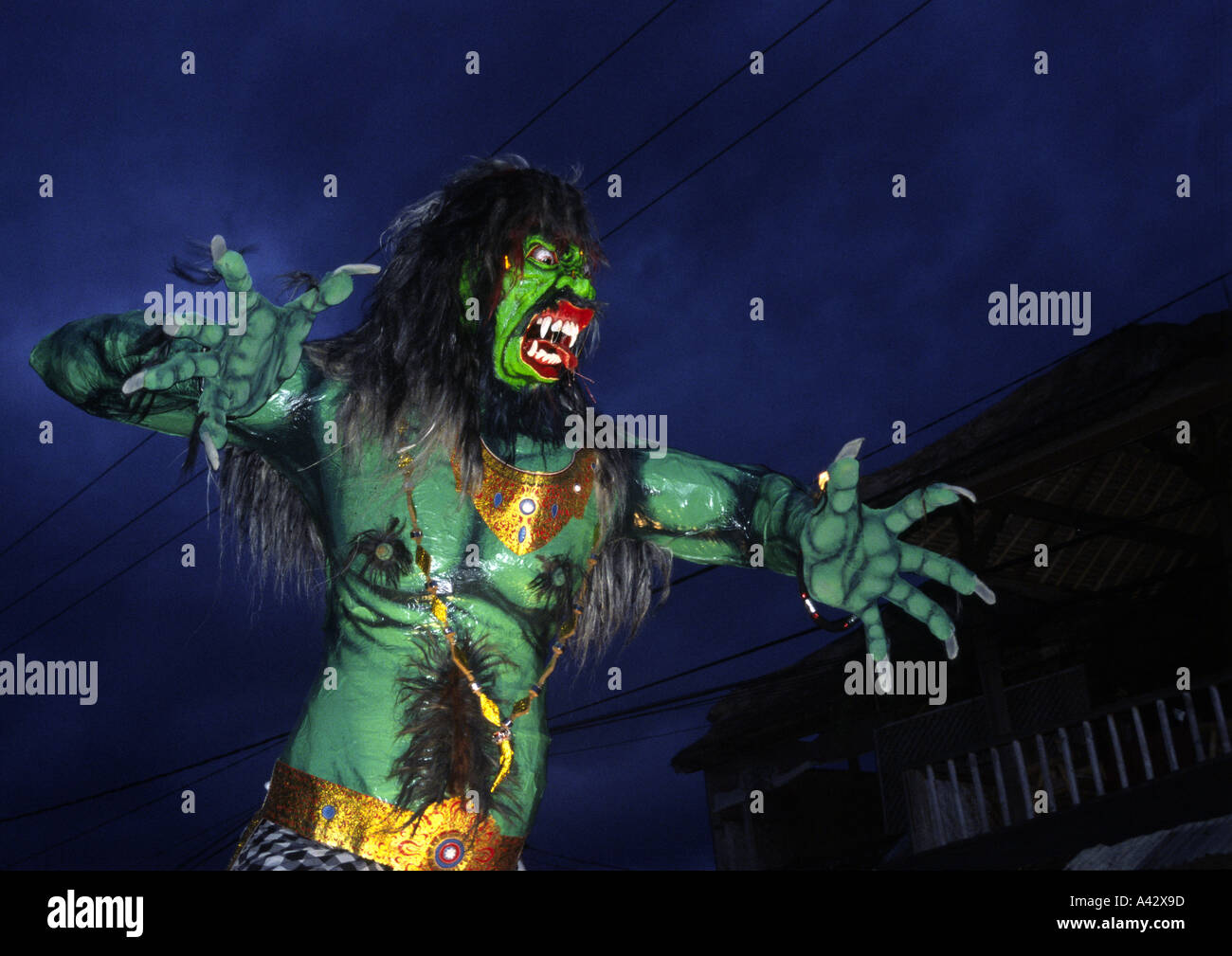 Ogoh ogho transporté par la route Monkey Forest à la veille de Nyepi Bali Ubud Banque D'Images Ogoh ogho transporté par la route Monkey Forest à la veille de Nyepi Bali Ubud Banque D'Images