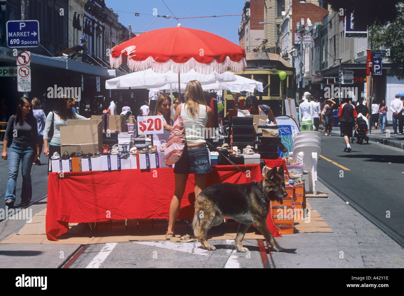 Girl and dog browsing at a market stall. Chapelle "Mode de rue et de l'événement', Melbourne, Victoria, Australie. Banque D'Images