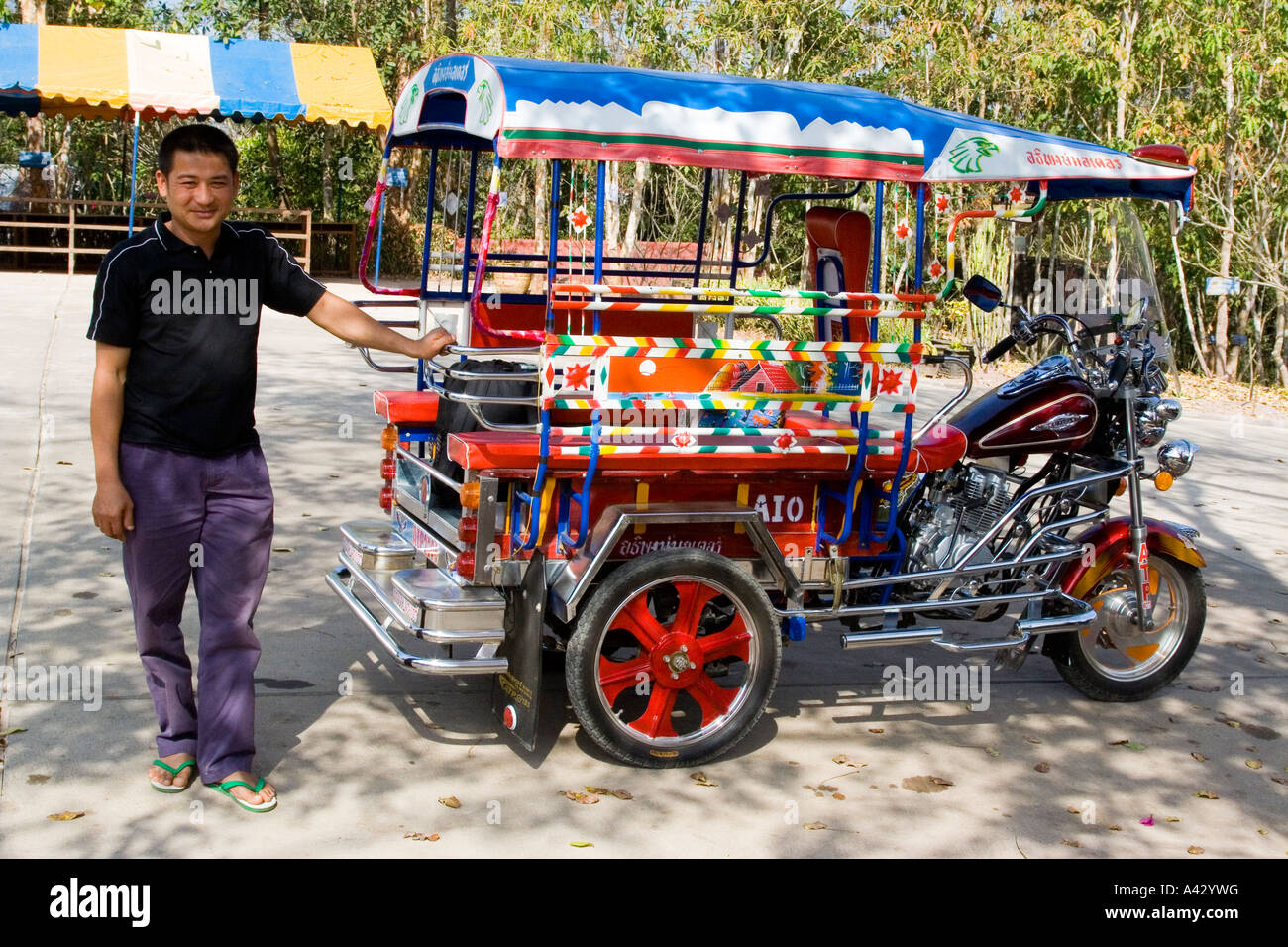 Conducteur et son nouveau taxi tricycle Luang Prabang au Laos Banque D'Images