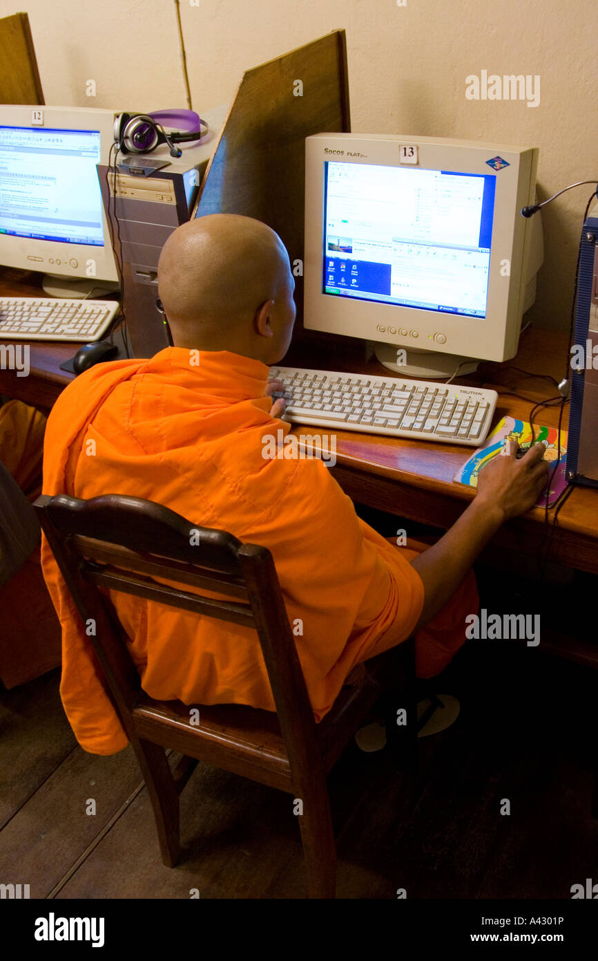 Moine dans un café Internet Luang Prabang au Laos Banque D'Images