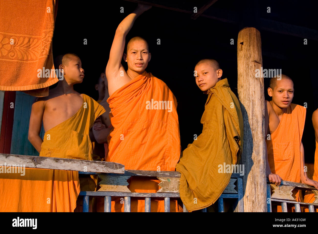 Les moines novices Wat Thad que Vang Vieng Laos Banque D'Images