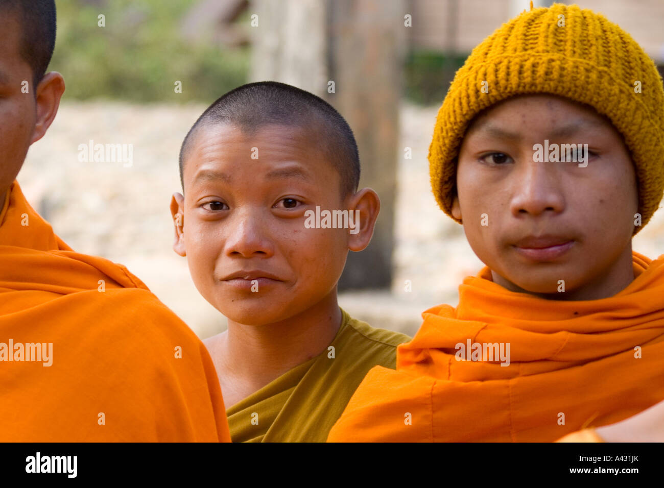 Les jeunes moines novices Wat Thad que Vang Vieng Laos Banque D'Images