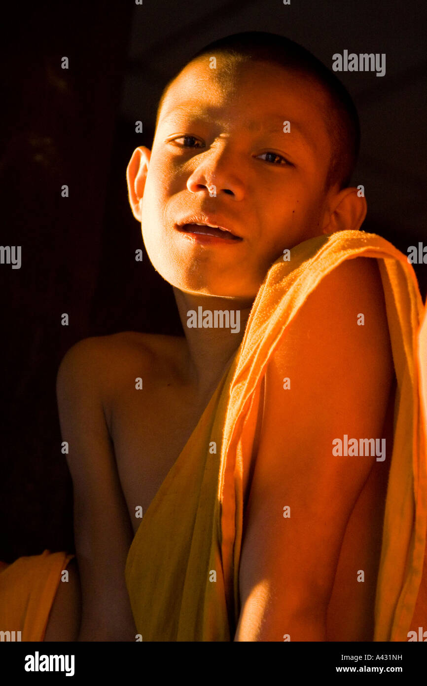 Wat Thad que Vang Vieng LYoung moine novice Wat Thad que Vang Vieng Laosaos Banque D'Images