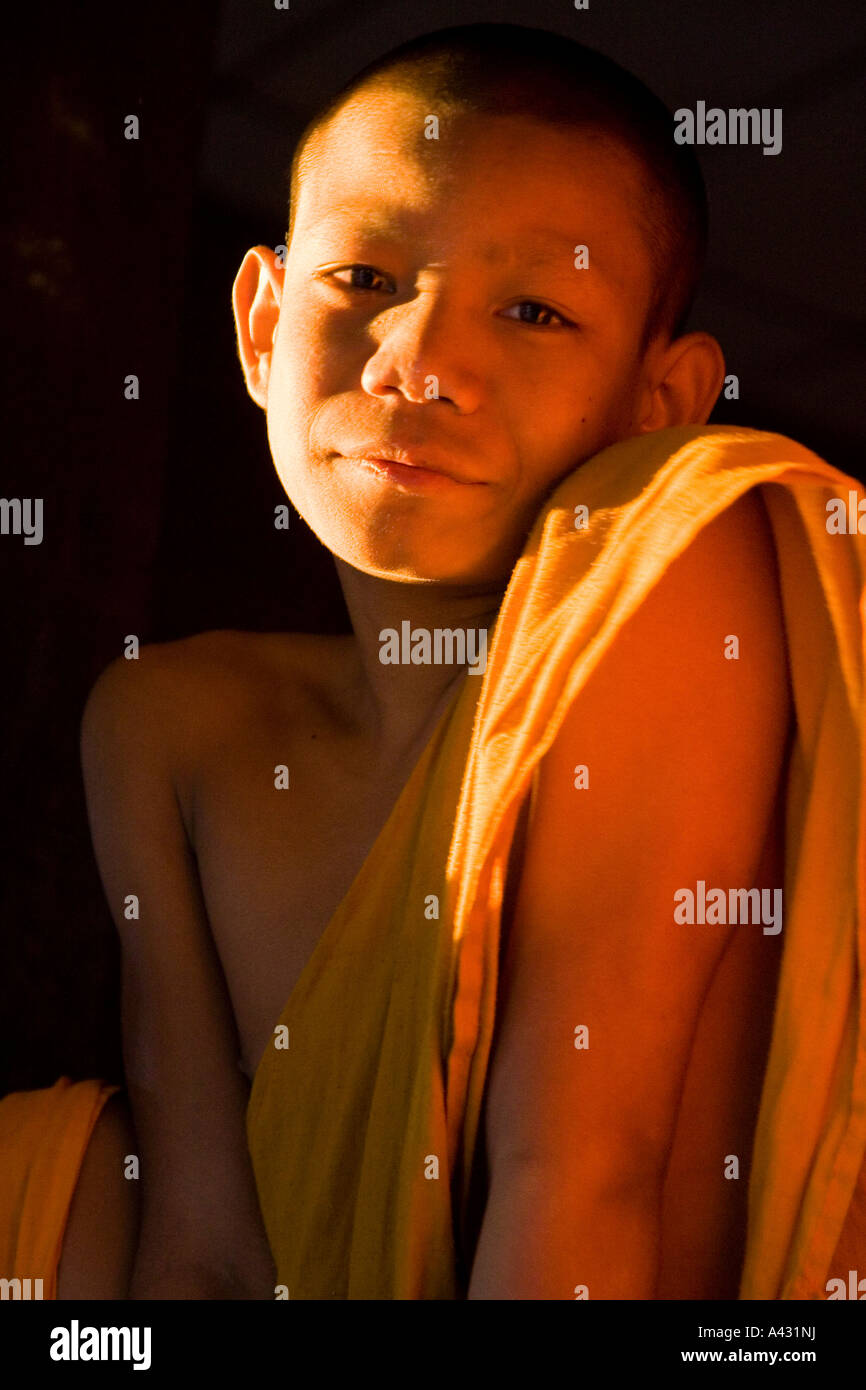 Jeune moine novice Wat Thad que Vang Vieng Laos Banque D'Images