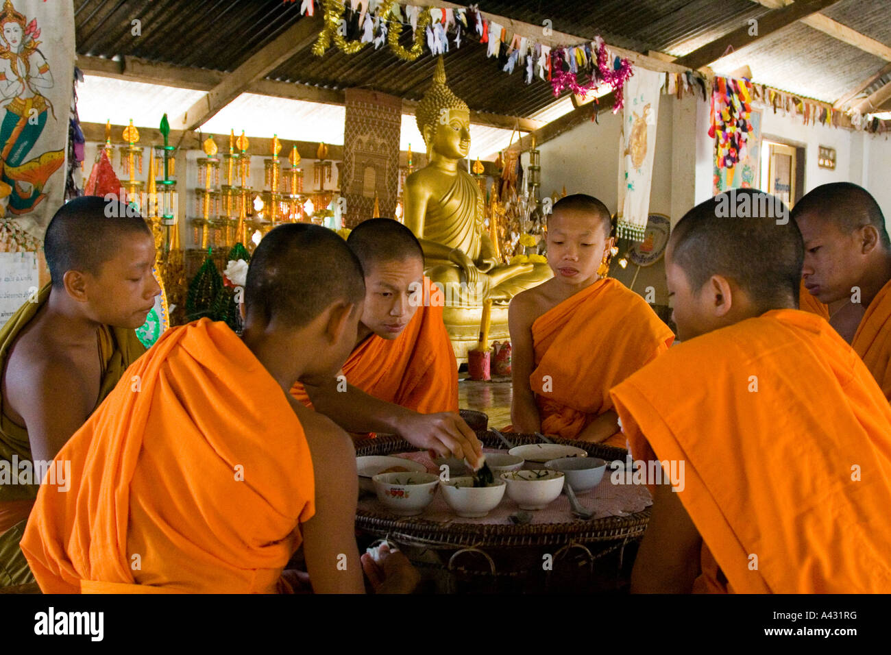 Moines et novices Eating Breakfast Wat Thad que Vang Vieng Laos Banque D'Images