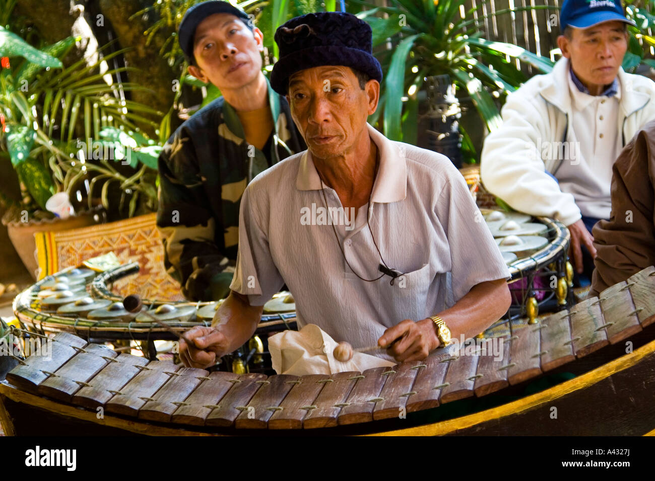 Des Instruments traditionnels joués en pleurant la mort de Luang Prabang au Laos Banque D'Images