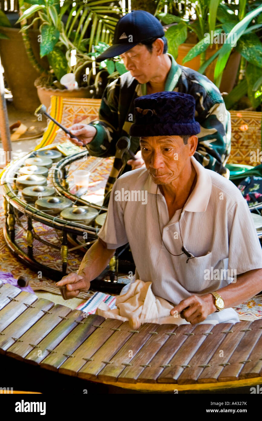 Des Instruments traditionnels joués en pleurant la mort de Luang Prabang au Laos Banque D'Images