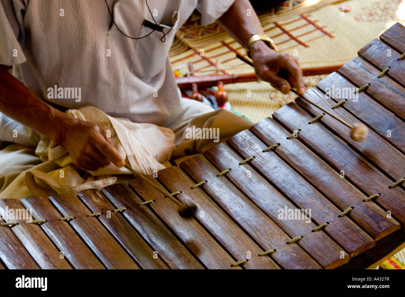 Des Instruments traditionnels joués en pleurant la mort de Luang Prabang au Laos Banque D'Images