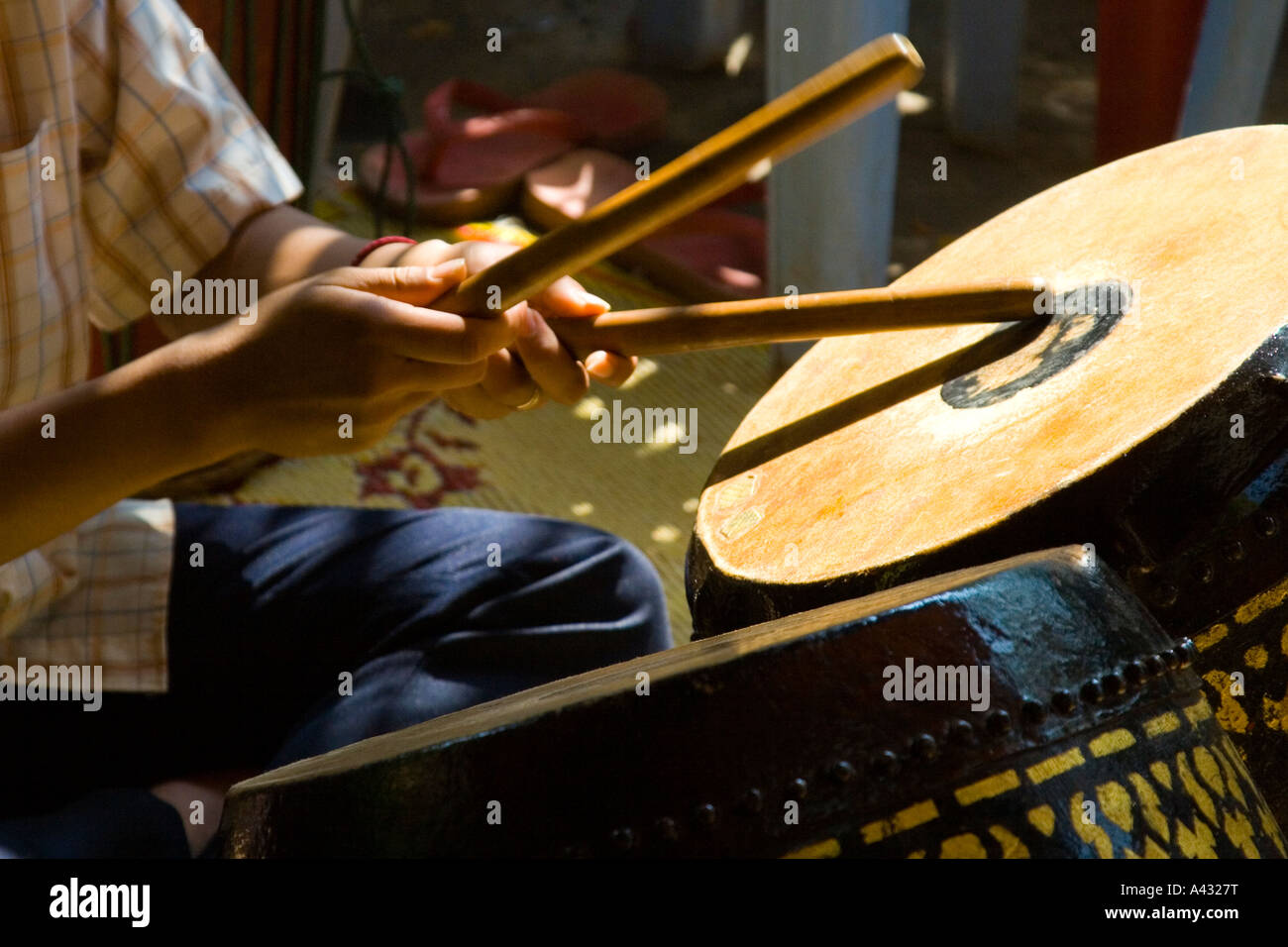 Des Instruments traditionnels joués en pleurant la mort de Luang Prabang au Laos Banque D'Images