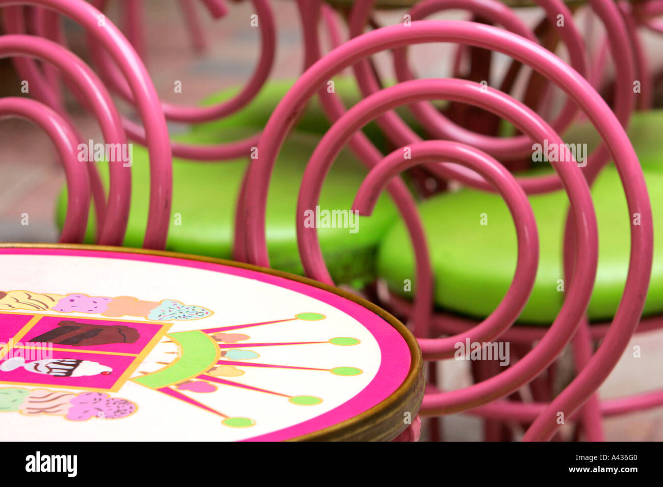 Cercle vert rose café chaises table basse designer funny ice cream gaie agréable personne détail close up colorful Banque D'Images