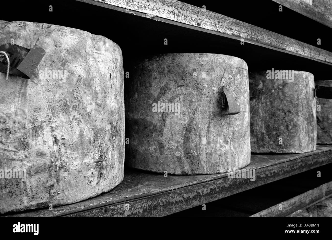 G.B. L'Angleterre, dans le Devon. Le fromage cheddar sur le Quickes de ferme. L'année 2002. Banque D'Images