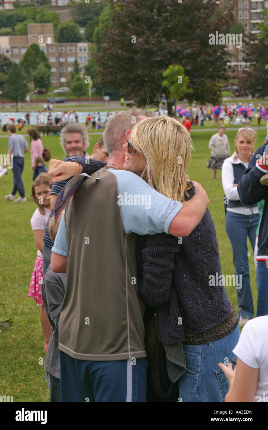 Celebrity DJ Norman Cook aka Fatboy Slim embrasse sa femme Zoe Ball après avoir participé à une course de bienfaisance Brighton England UK Banque D'Images