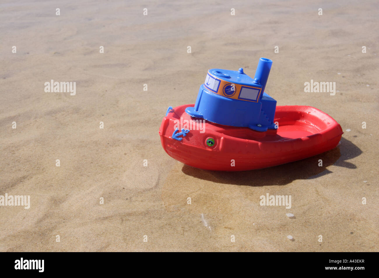 Bateau Jouet Sur La Plage Banque Dimages Photo Stock
